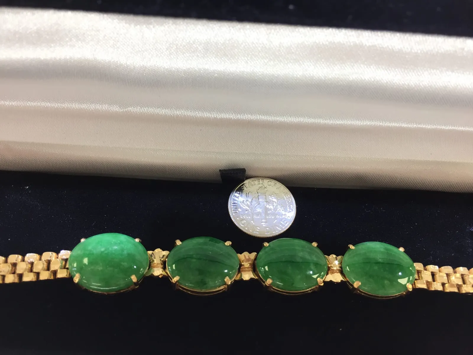 Green Jade Cabochon Gold Link Bracelet